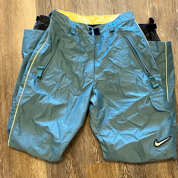 *SOLD* Nike Y2K Vintage ACG Swoosh Ski Pants Cargo
Multipocket (Size Small) EUC - Picture 4 of 11